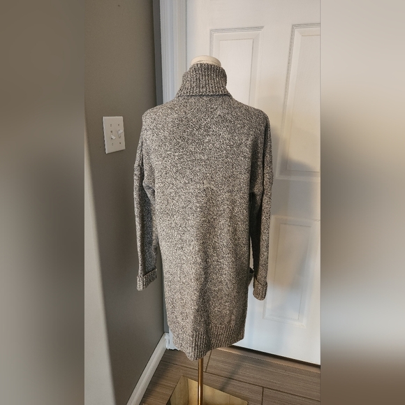 Banana Republic Grey Knit Sweater - Size Medium - Picture 6 of 8